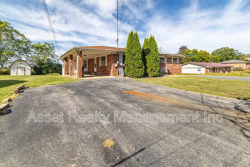 4 bed, 3.0 bath, 1942 sqft, $2,195 — Photo 2