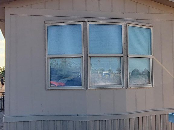 3rd image of 825 Primrose Ln NE