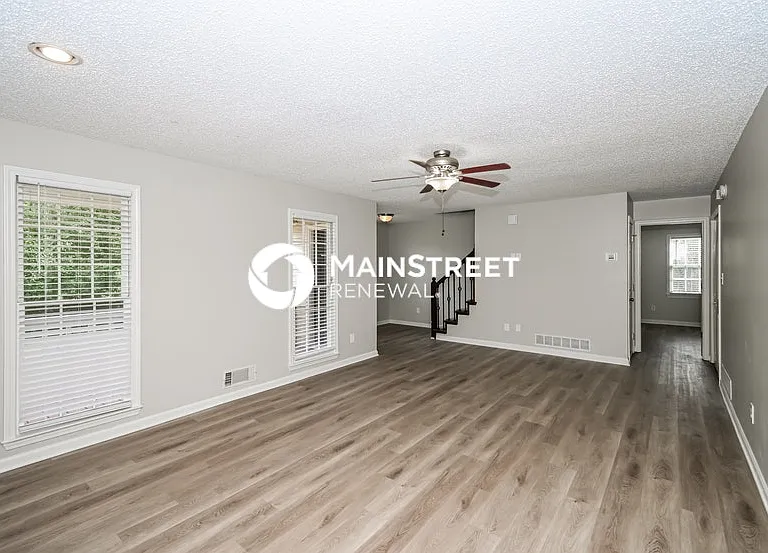 12 Stratford Dr — Photo 3