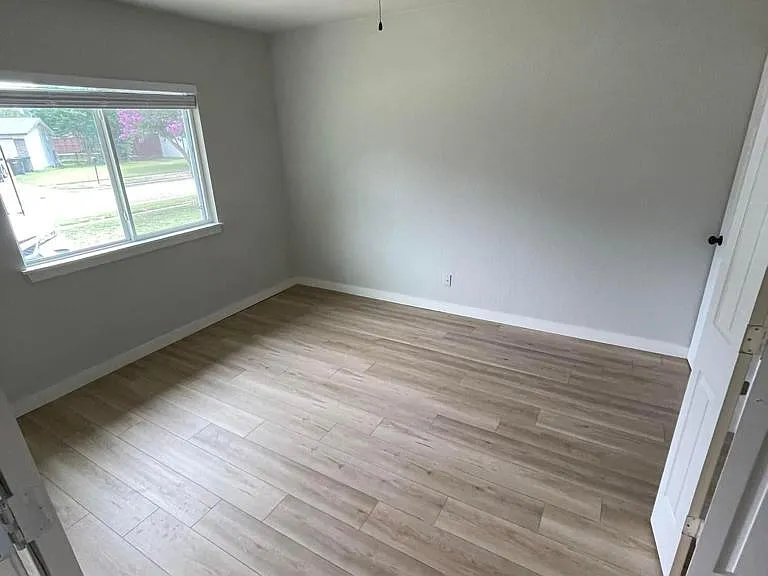 1605 Hawthorne Ln — Photo 10