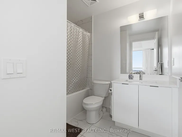 202 Burnhamthorpe Rd E #1310 — Photo 10