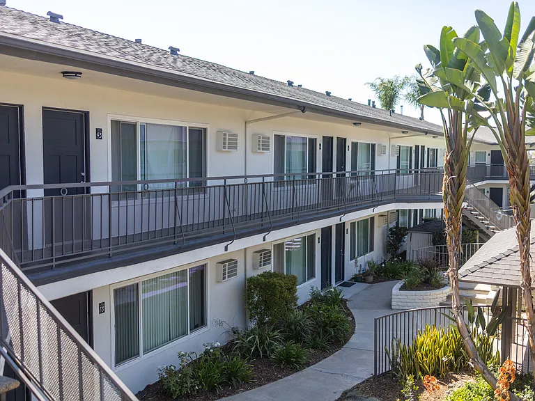 Royal Palms — Photo 8