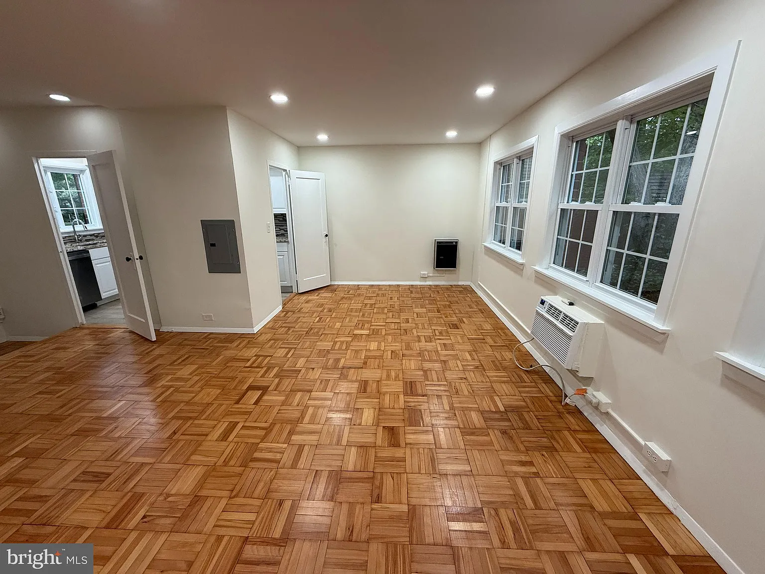 Studio, 930 sqft, $2,750 — Photo 3