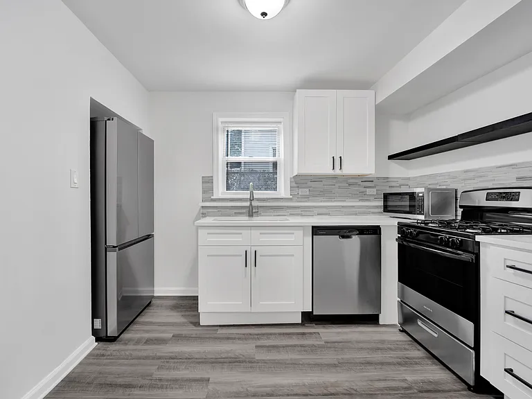 2152 W 21st St #1R — Photo 8