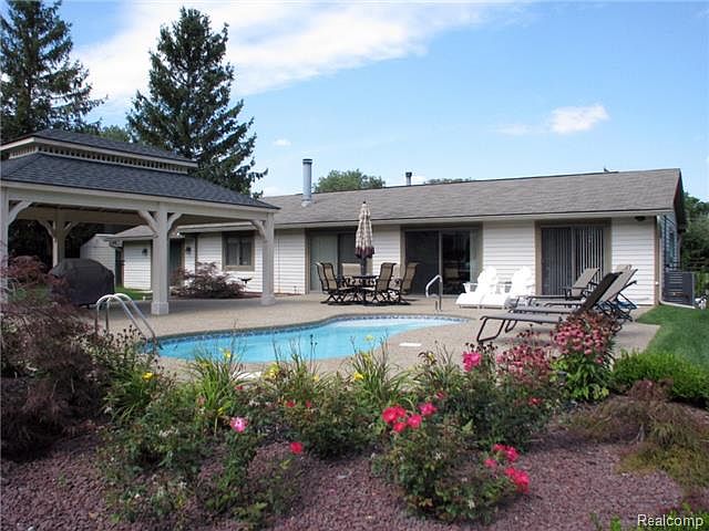 1st image of 475 Douglaston Dr