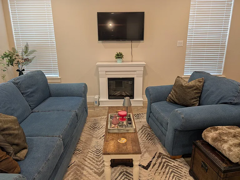 909 Crystal Brook Cv — Photo 2