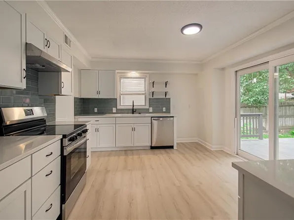 10407 Long St, Overland Park, KS 66215