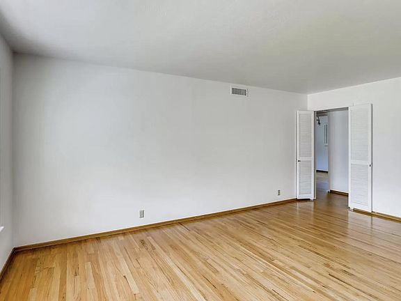 5th image of 401 Sandburg Dr