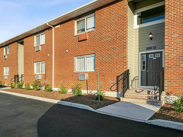 02_1909-Vails-Gate-Heights-Dr_2003_Exterior