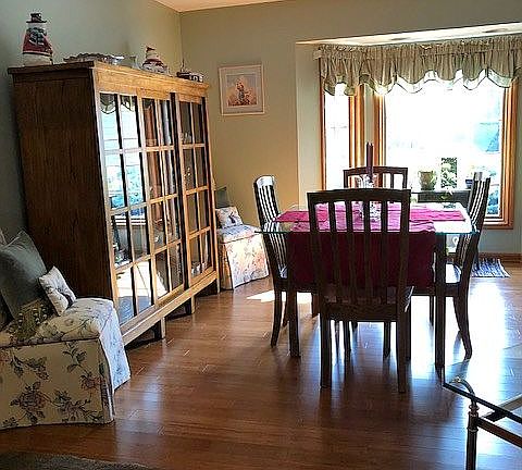 Dinning room with bay window