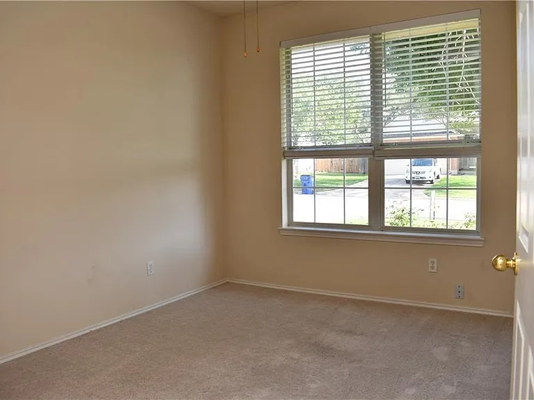 704 Thrush Dr — Photo 12