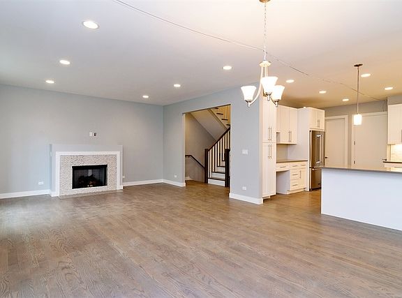 3rd image of 852 N Franklin Ave