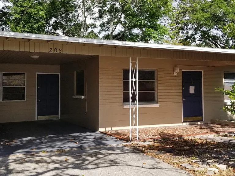 208 N Manhattan Ave — Photo 1