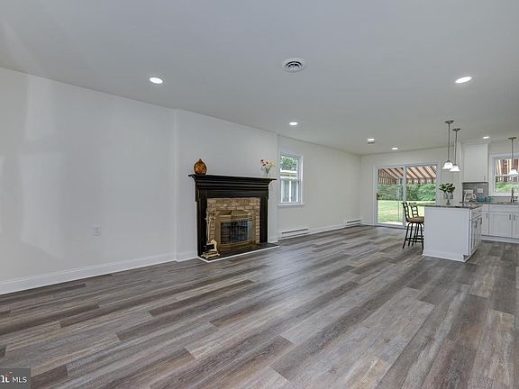 5th image of 130 Dorchester Dr