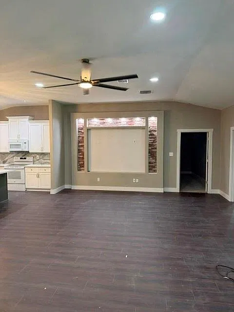 3 bed, 2.0 bath, 2298 sqft, $2,100 — Photo 3