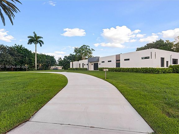 3rd image of 360 Holly Ln