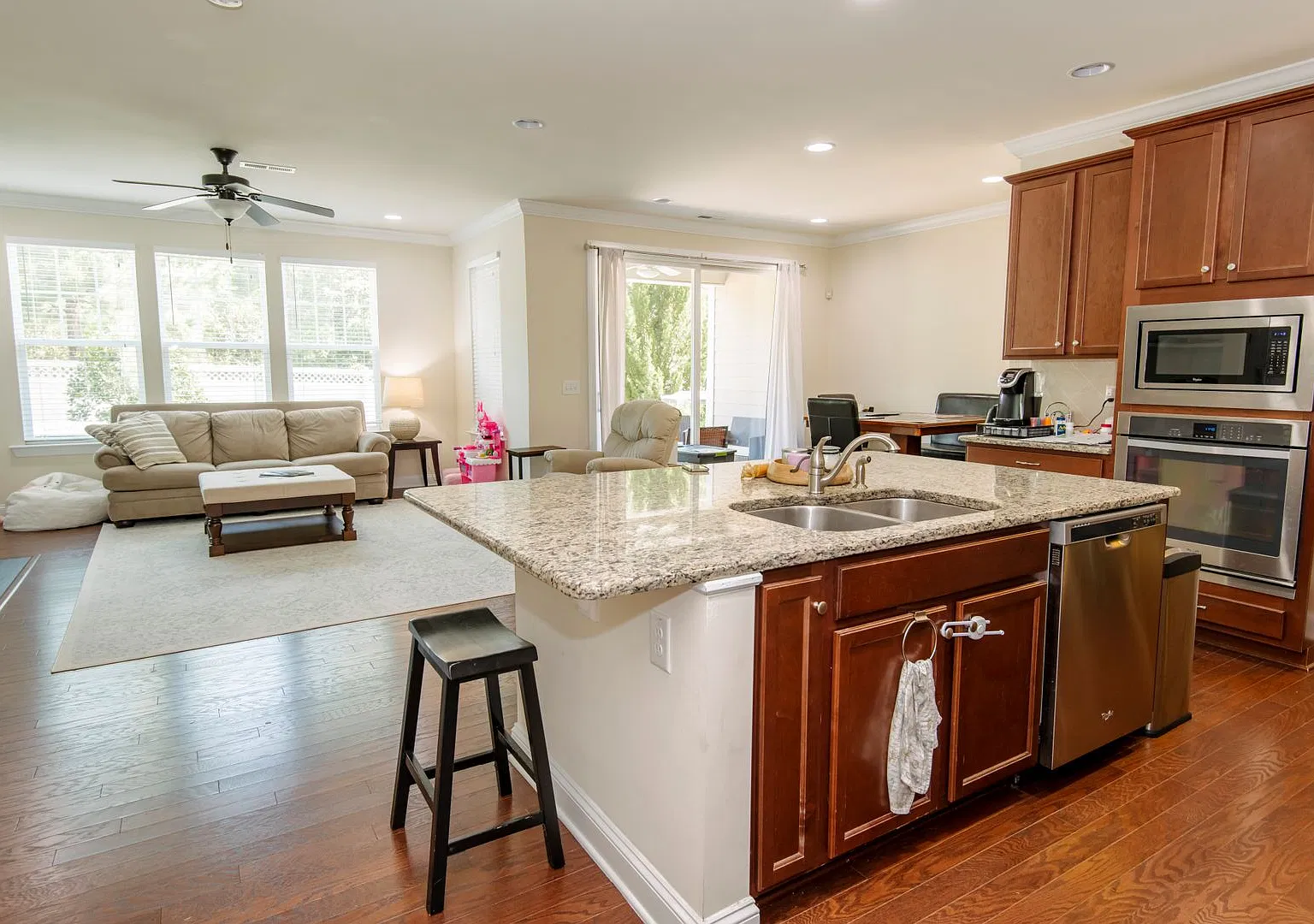 Beautiful 3 Bed/2.5 Bath Townhome Nestled in a Prime Cary Location! — Photo 2