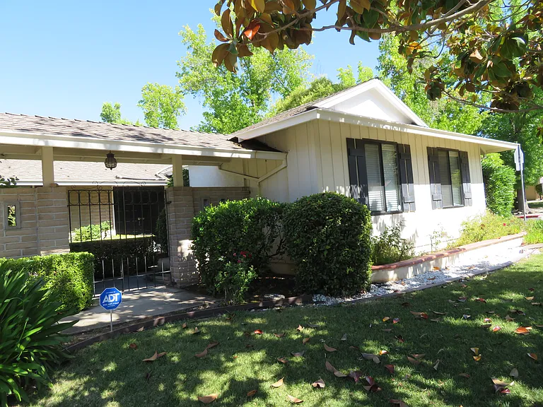 886 Stonehaven Dr — Photo 2