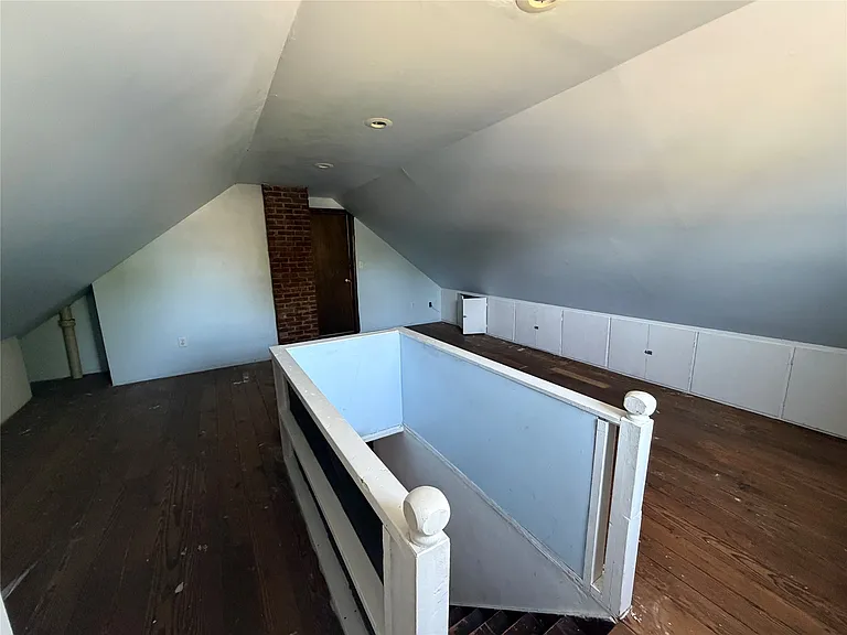 522 E 33rd St — Photo 14