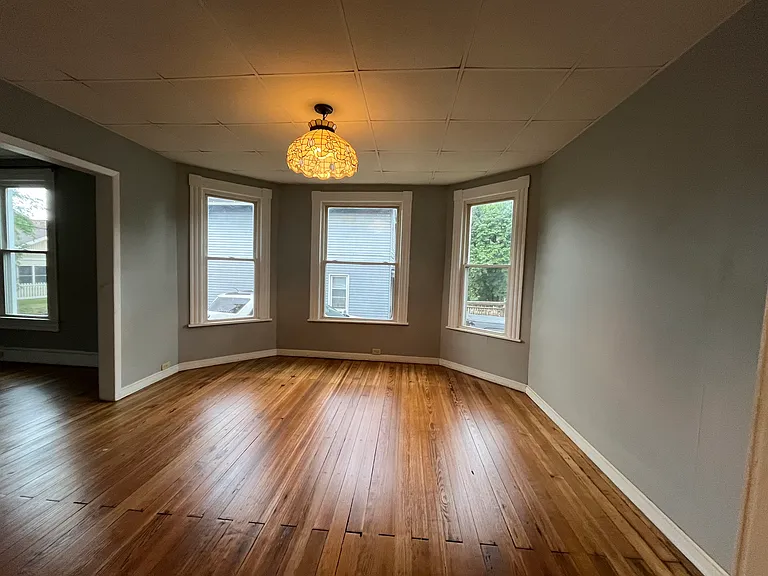 305 Russell St — Photo 9