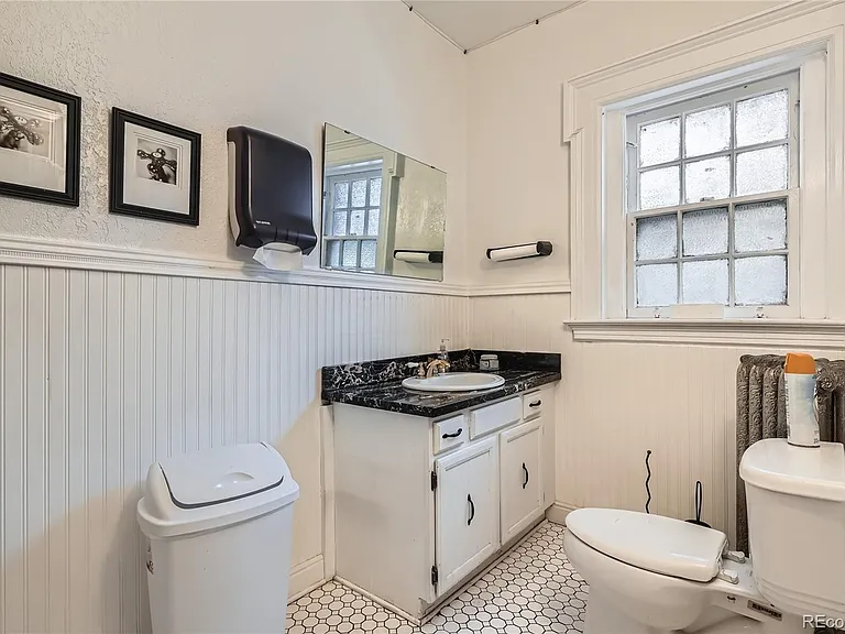 940 N Logan St — Photo 5