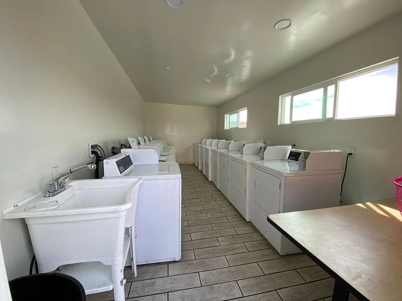 Las Palmas Apartments — Photo 3