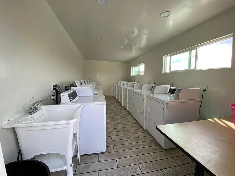 Las Palmas Apartments — Photo 3