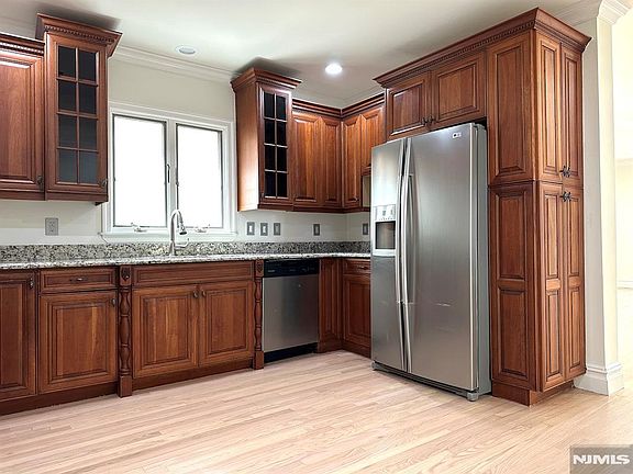 5th image of 550 3rd St