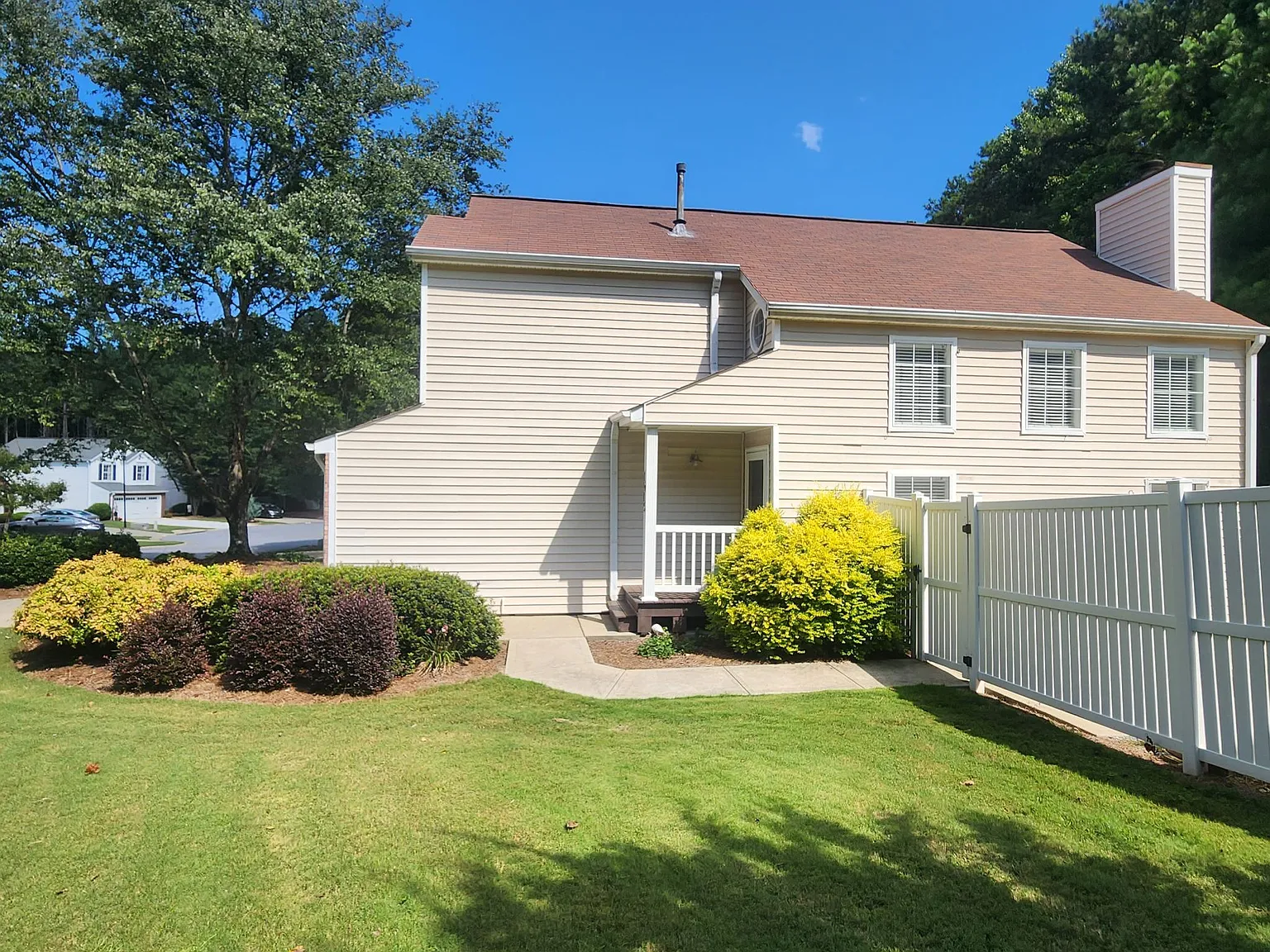 3 bed, 2.5 bath, 1700 sqft, $2,400 — Photo 3