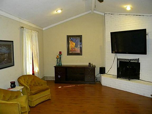 3rd image of 4911 Crest Dr