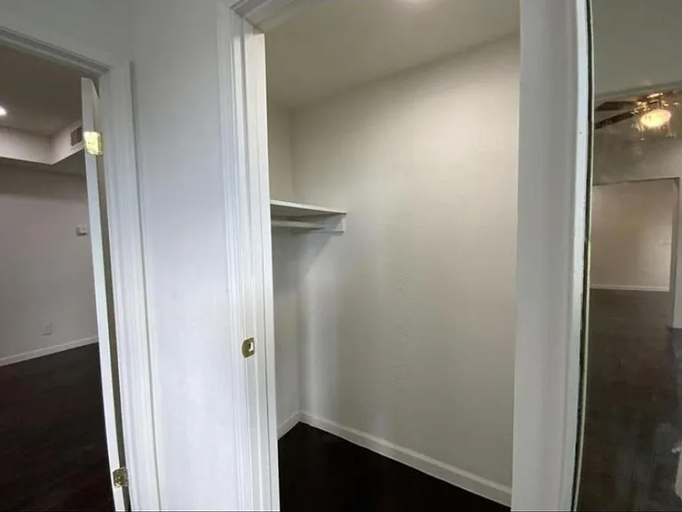 5673 Hobart St #11 — Photo 8