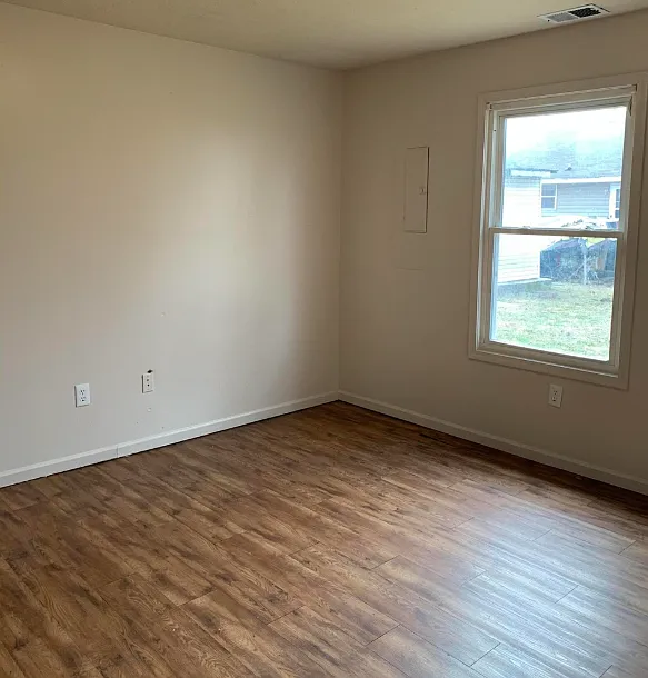 1425 West Hovey Street - B — Photo 3