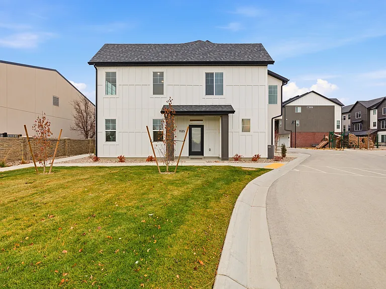 1125 N Clifton Dr — Photo 4