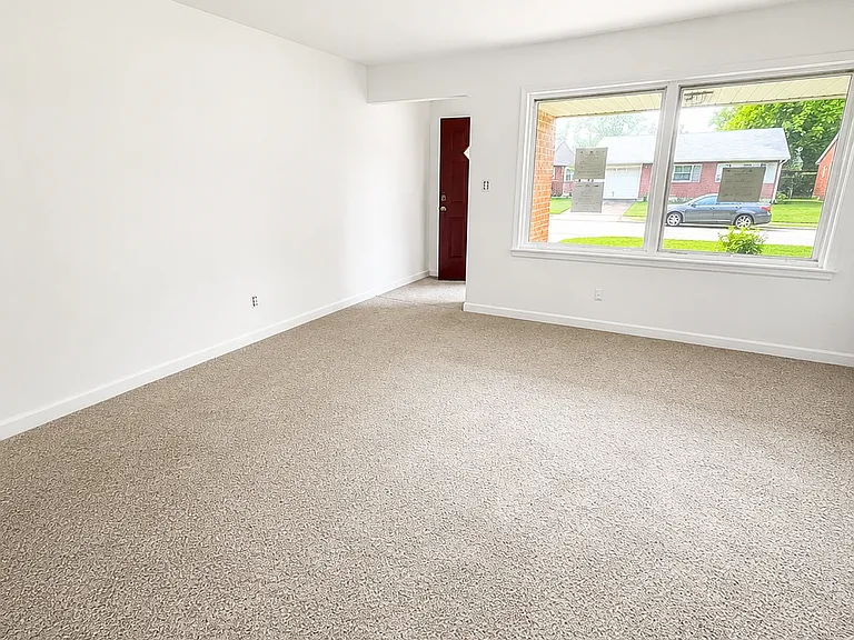 1639 S Windsor Rd — Photo 4