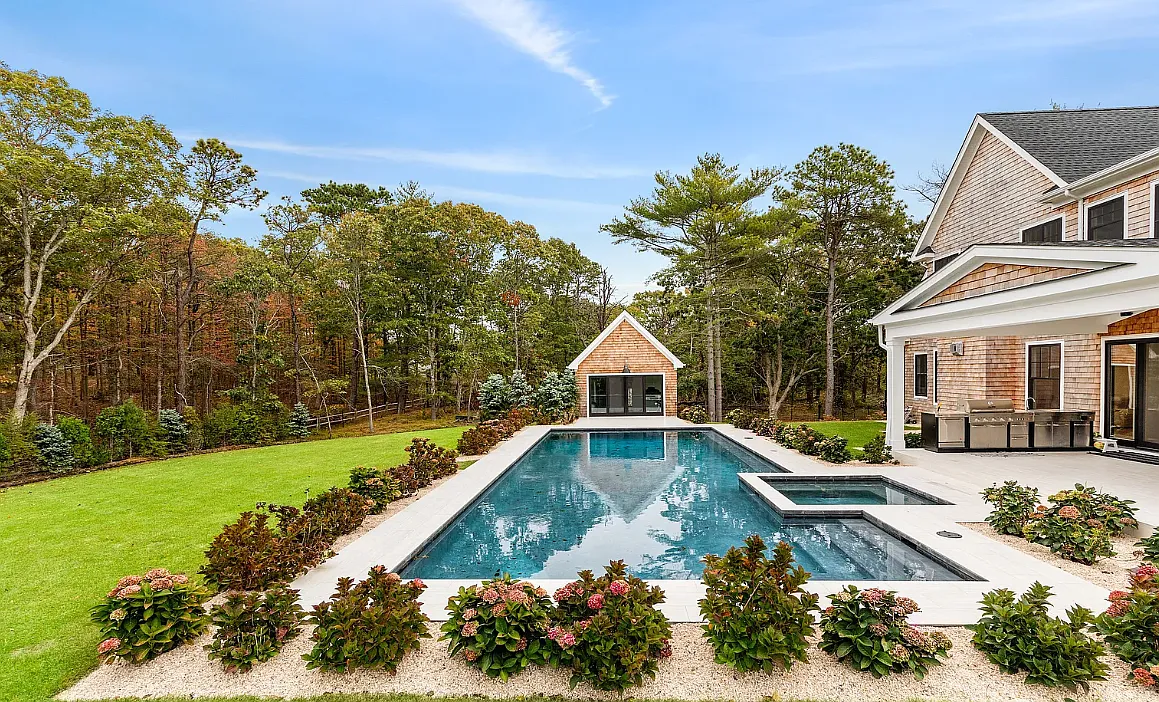 New 7 bed/7+ bath, ~8300sf getaway — Photo 4