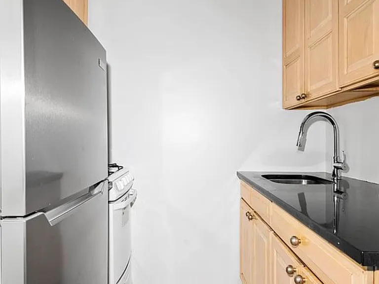 457 W 46th St #4B — Photo 2
