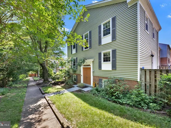 2465 Windbreak Dr, Alexandria, VA 22306
