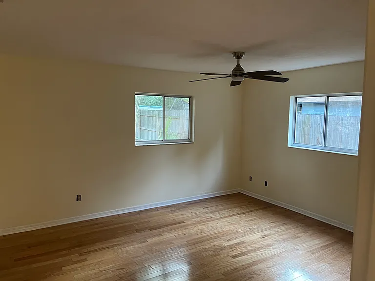 109 Suffolk Ct — Photo 12