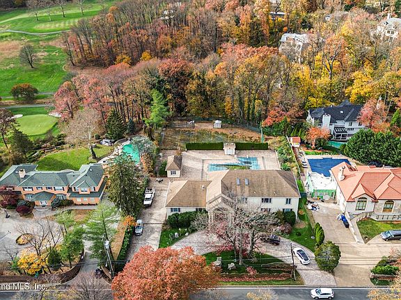 4th image of 724 Todt Hill Rd