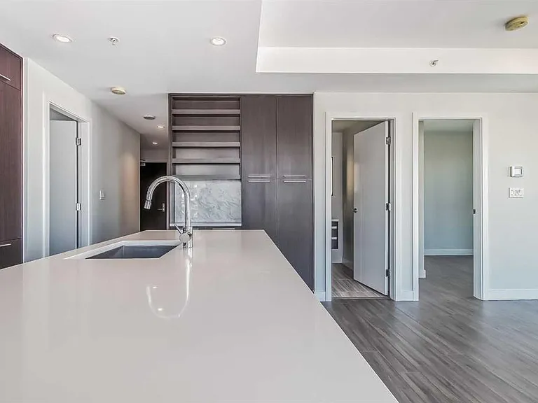 930 16th Ave SW #402 — Photo 8