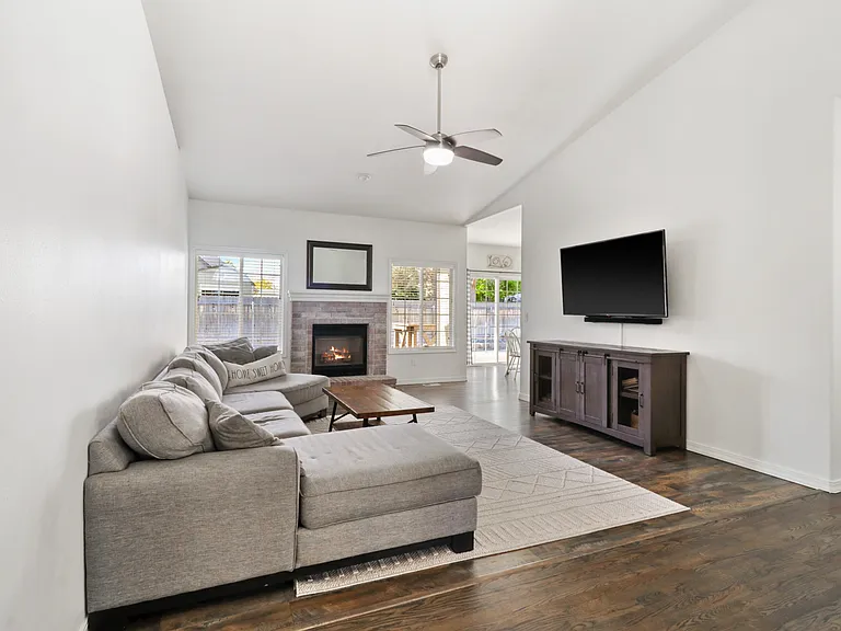 695 W Riodosa Dr — Photo 3