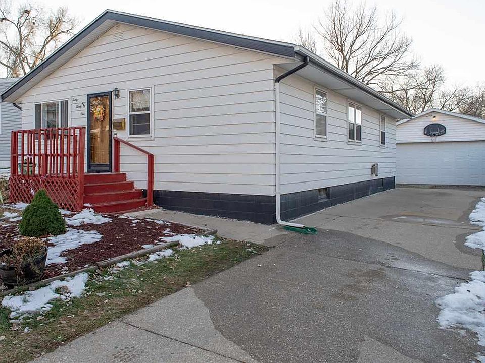 1st image of 3021 Douglas St