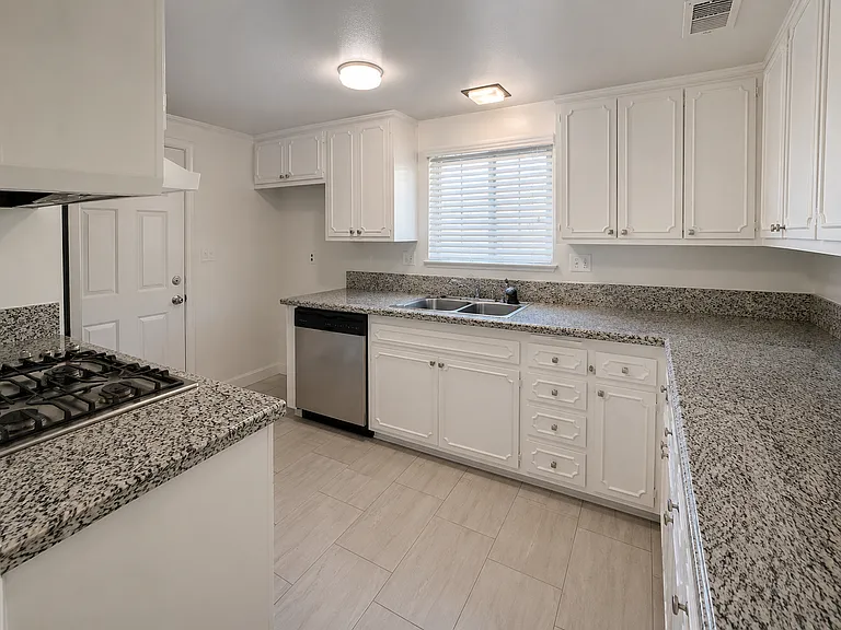 15176 Oakwood Ln — Photo 9