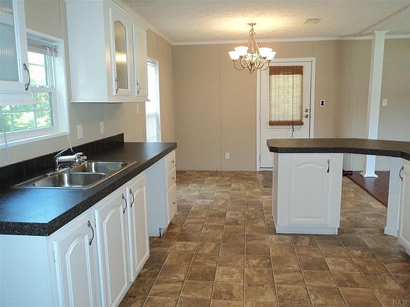4th image of 814 N E St