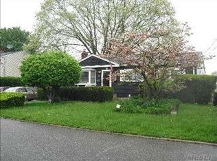 17 Owens St, Brentwood, NY 11717