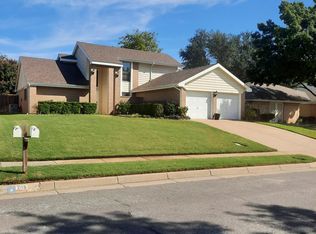 207 Country Ln, Euless, TX 76039