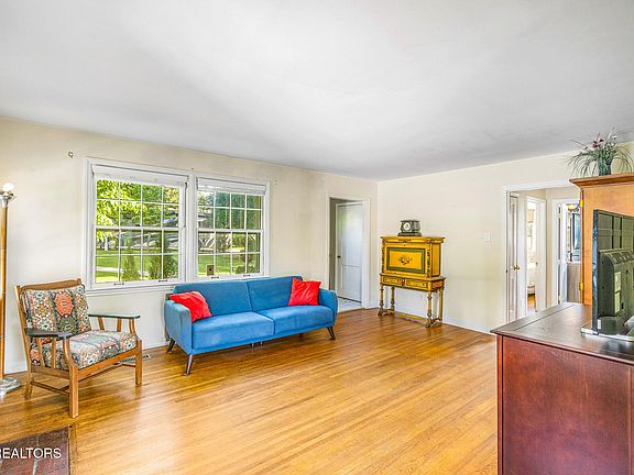 5th image of 2958 Gaston Ave