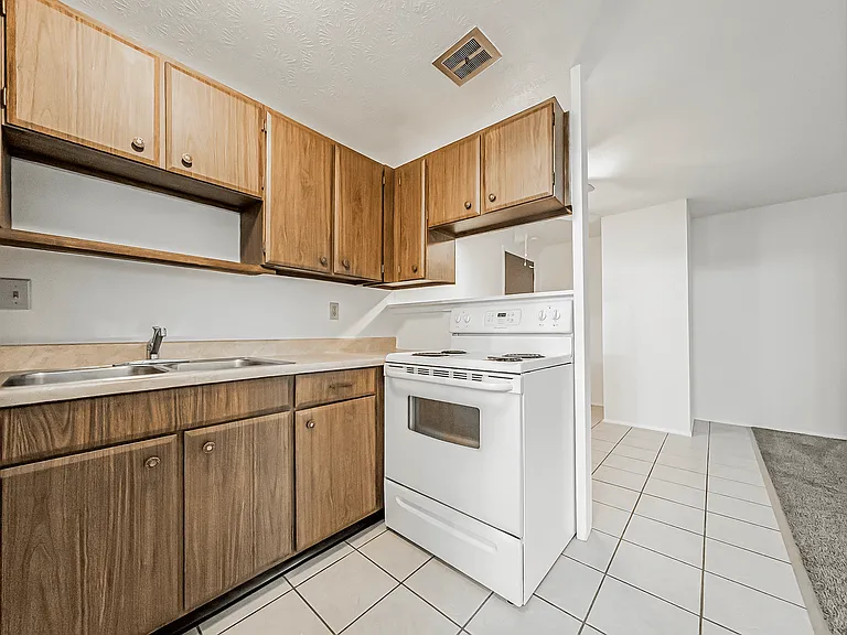 Jordan Court Apartments — Photo 21