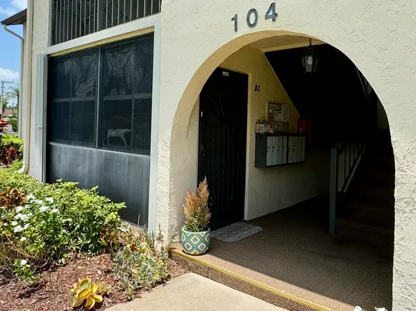 104 Lake Pine Cir, Greenacres, FL