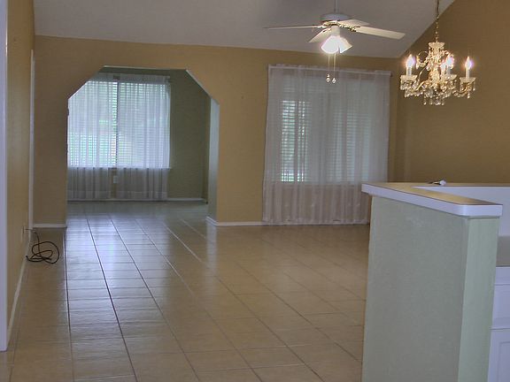 4th image of 727 E Country Grove Cir